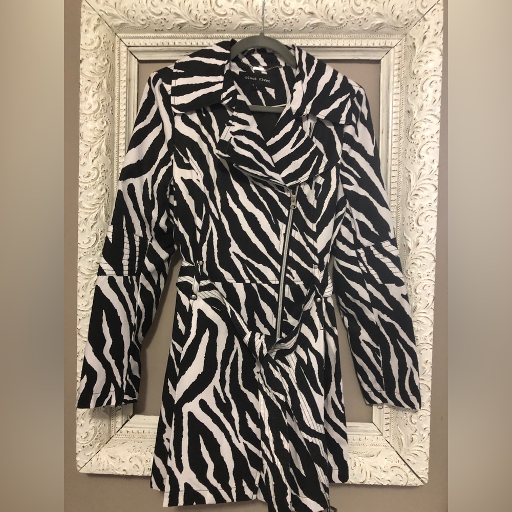 Black Rivet Zebra Print Trench Coat Size Large. ❣️